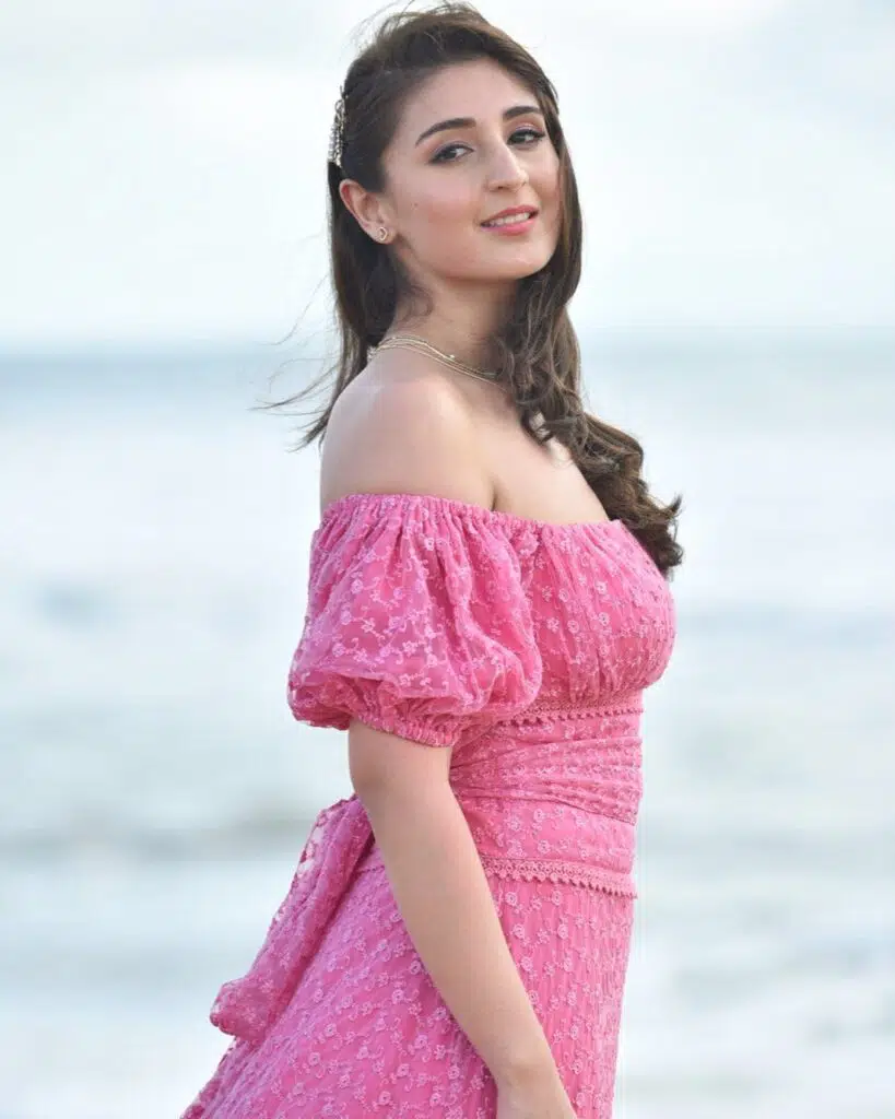 Dhvani Bhanushali's Song 'Vaaste' Crosses 1 Billion Views on YouTube 1 Dhvani Bhanushali's Song 'Vaaste' Crosses 1 Billion Views on YouTube