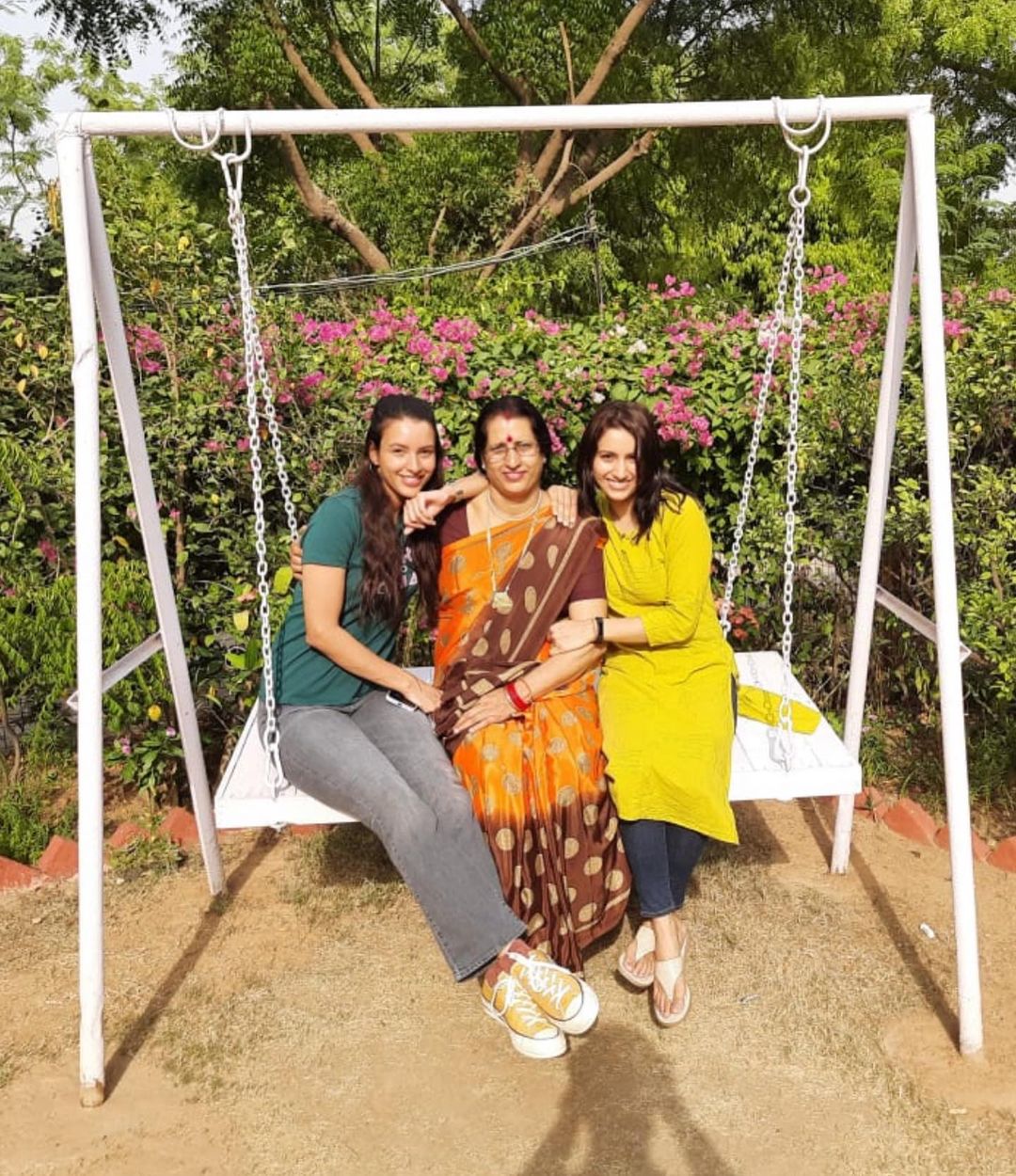 Triptii Dimri 13 Triptii Dimri and her mother and sister